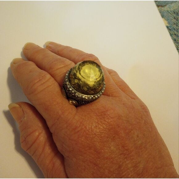 Flower ring with stretchy band - Picture 1 of 4